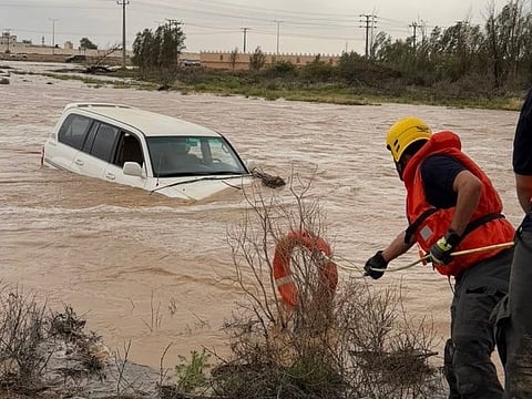الدفاع المدني بالقصيم ينقذ شخصين احتجزا في سيل داخل مركبة