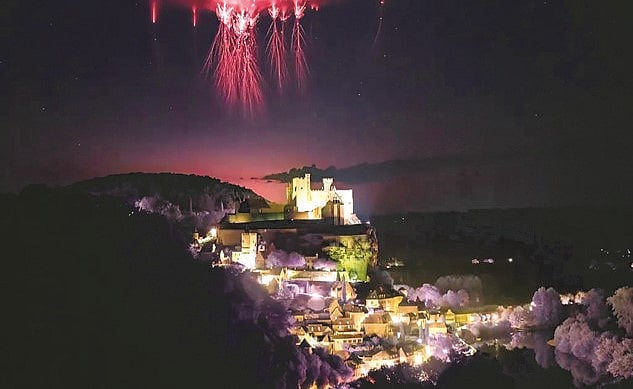 «فلكية جدة» ترصد اقتراب موسم «البرق الأحمر العابر»