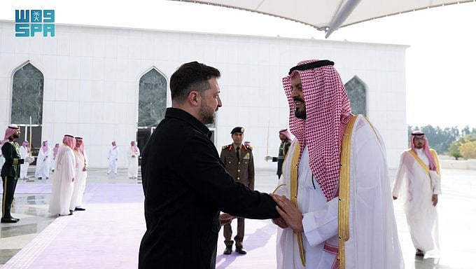 رئيس أوكرانيا يغادر جدة