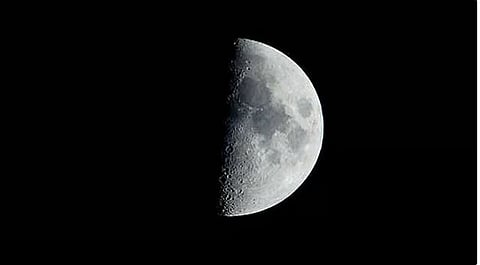 «فلكية جدة»: القمر الليلة في طور التربيع الأول