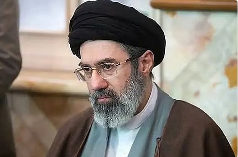 باحث سياسي يوضح أسباب تمسك إيران بـ«مجتبى خامنئي» رغم وضعه الصحي