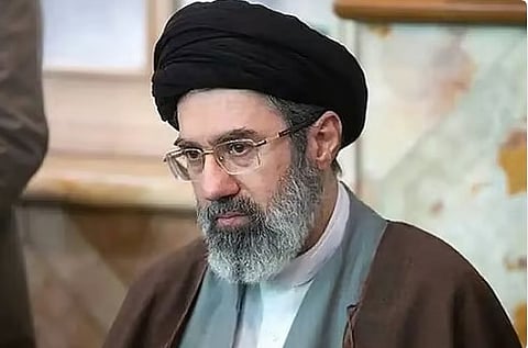 باحث سياسي يوضح أسباب تمسك إيران بـ«مجتبى خامنئي» رغم وضعه الصحي