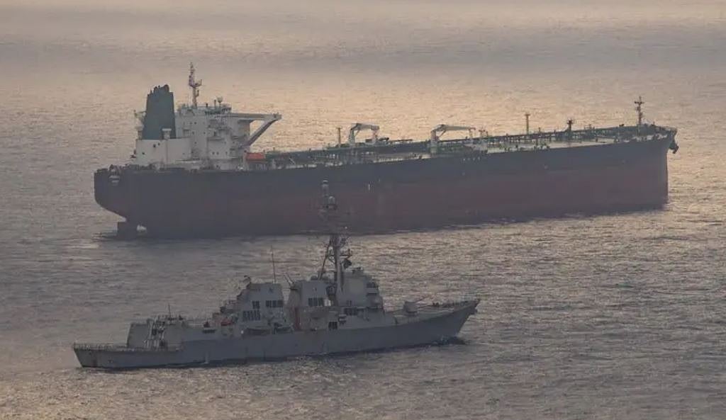 القيادة المركزية تنشر صورة لمدمرة تحاصر الموانئ الإيرانية