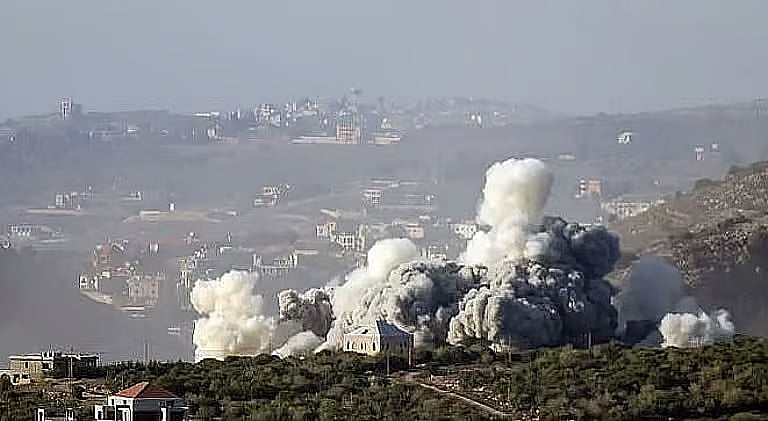 إعلام لبناني: جيش الاحتلال يفجّر مباني بمدينة بنت جبيل