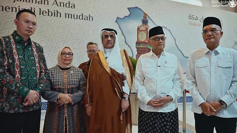 سفير خادم الحرمين بإندونيسيا يتفقّد صالة «مبادرة طريق مكة» بمطار سوكارنو هاتا الدولي بجاكرتا