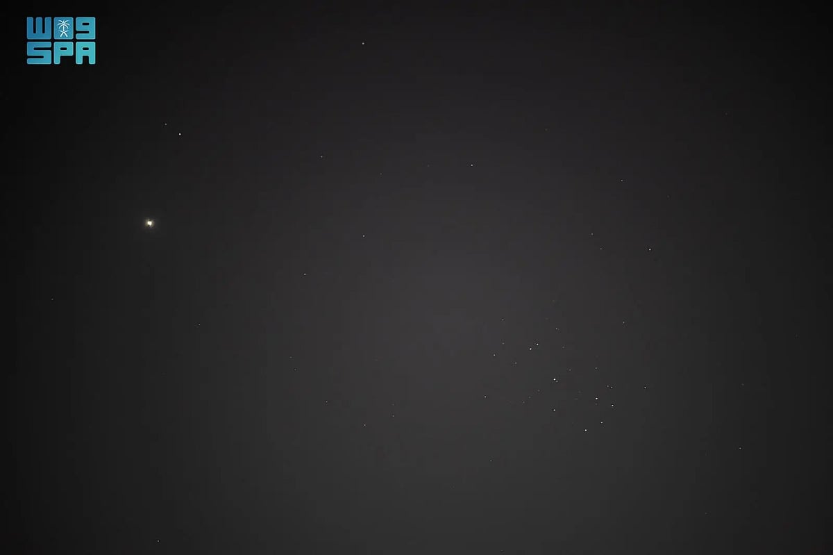 اقتران ظاهري بين «الثريا» و«الزهرة» يزيّن سماء الحدود الشمالية بعد الغروب