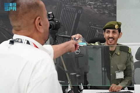 الجوازات بمنفذ جديدة عرعر تستقبل أولى طلائع ضيوف الرحمن من العراق القادمين لأداء فريضة الحج