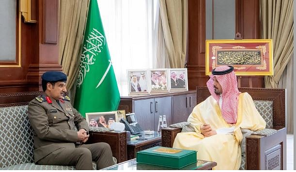 أمير المدينة المنورة يطّلع على تقرير الدفاع المدني واستعداداته لموسم حج 1447هـ