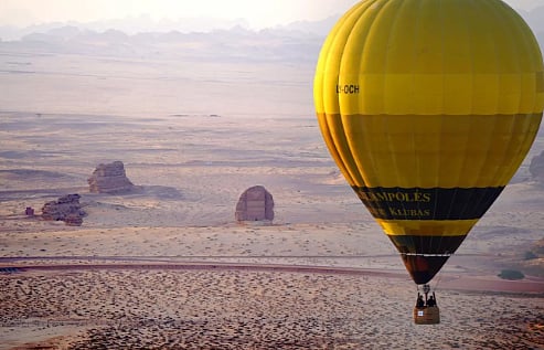 رحلات المنطاد في العُلا.. تجربة تتجاوز الترفيه إلى استكشاف الطبيعة