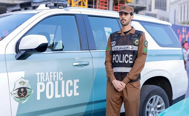 «المرور» تحذر من مخاطر النزول والركوب أثناء سير المركبات