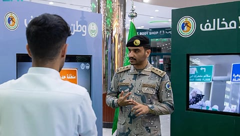  حرس الحدود يقيم معرض «وطن بلا مخالف» بمنطقة الجوف