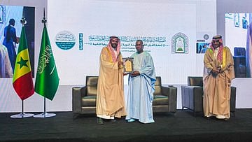 تكريم سعودي في داكار.. وسام سنغالي لوزير الشؤون الإسلامية تقديراً لجهوده