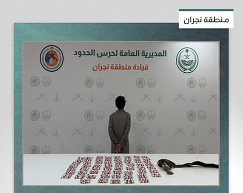 حرس الحدود بنجران يقبض على يمني لتهريبه 910 أقراص خاضعة لتنظيم التداول الطبي