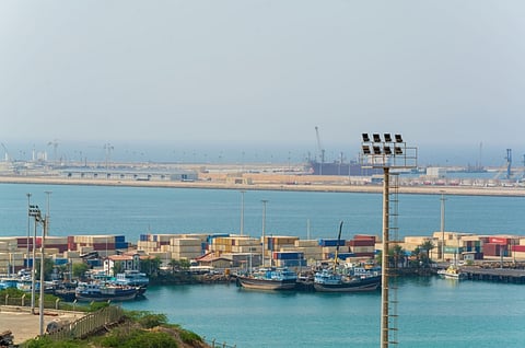 تانكر تراكرز: تكدس 10 ناقلات نفط إيرانية قبالة ميناء تشابهار