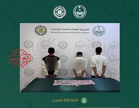 القبض على 3 مواطنين بعسير لترويجهم مادة الحشيش المخدر وأقراصًا خاضعة لتنظيم التداول الطبي