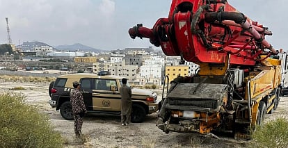 ضبط مقيم من الجنسية الباكستانية لتلويثه البيئة بتفريغ مواد خرسانية في عسير 