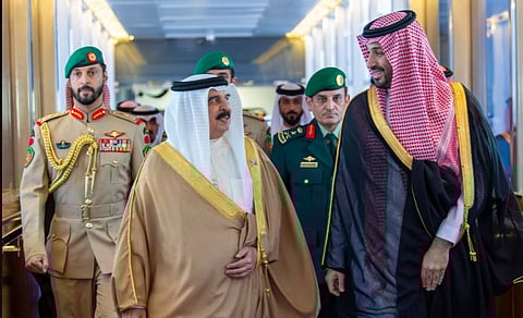 ولي العهد يستقبل ملك البحرين أثناء وصوله إلى جدة لحضور القمة الخليجية  