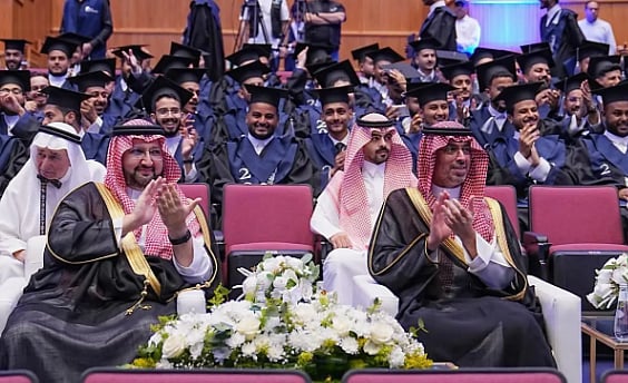 مُحافظ جدة يشهد حفل تخريج طلاب وطالبات الجامعة العربية المفتوحة