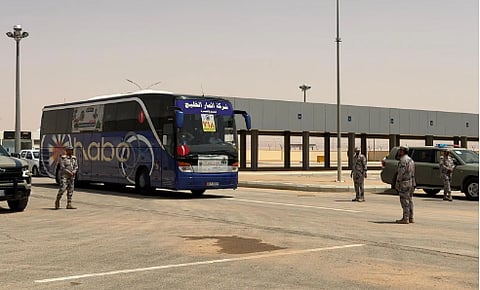 حرس الحدود يشارك بتقديم خدماته لضيوف الرحمن القادمين عبر منفذ جديدة عرعر