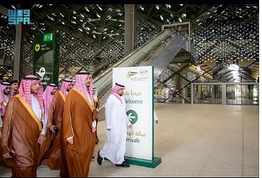 أمير منطقة المدينة المنورة يتفقد محطة قطار الحرمين