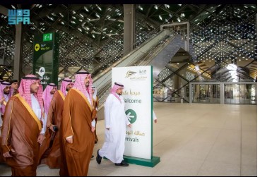 أمير منطقة المدينة المنورة يتفقد محطة قطار الحرمين