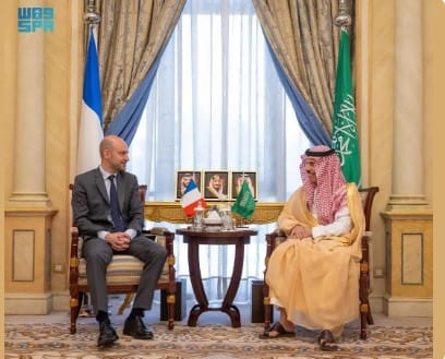 وزير الخارجية يستعرض العلاقات الثنائية والمستجدات الإقليمية مع نظيره الفرنسي