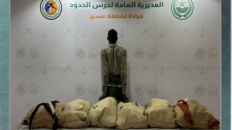 القبض على مخالف لتهريبه 59 كيلوجرامًا من القات بعسير