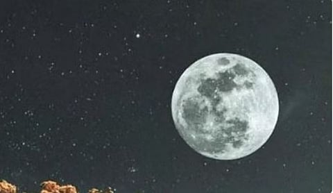 اكتمال القمر بدرًا الليلة.. مشهد فلكي يُزيّن سماء الوطن العربي طوال الليل