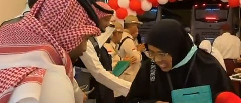 وسط فرحة غامرة.. استقبال حجاج إندونيسيا بالورود والهدايا