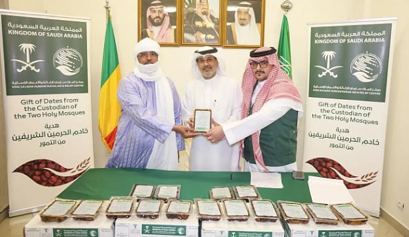 مركز الملك سلمان للإغاثة يسلم 50 طنًّا من التمور هدية المملكة إلى مالي