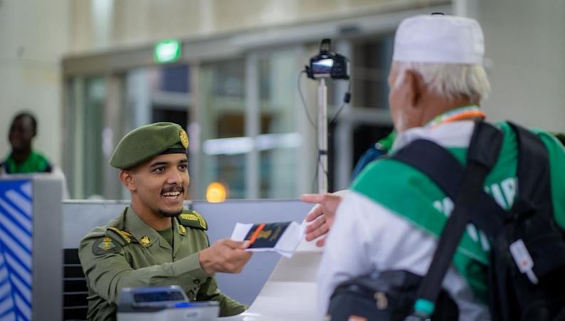 جوازات مطار الأمير محمد بن عبدالعزيز تستقبل أولى رحلات ضيوف الرحمن من مالي