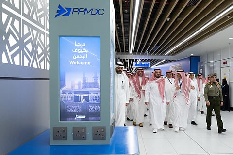 ‏نائب أمير منطقة مكة المكرمة يقف على مشاريع البوابات الإلكترونية الحديثة وآليات تسريع إجراءات الدخول والخروج

