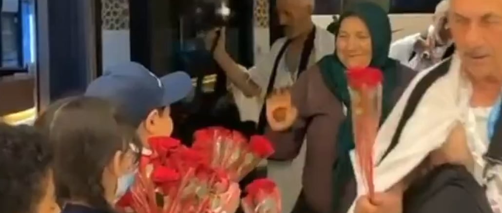 أطفال مكة ينثرون الورود على الحجاج ويستقبلونهم بالهدايا