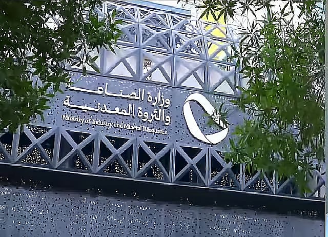 «الصناعة والثروة المعدنية» تشدد على المصانع الالتزام بالتعاقد مع شركات النقل المرخصة