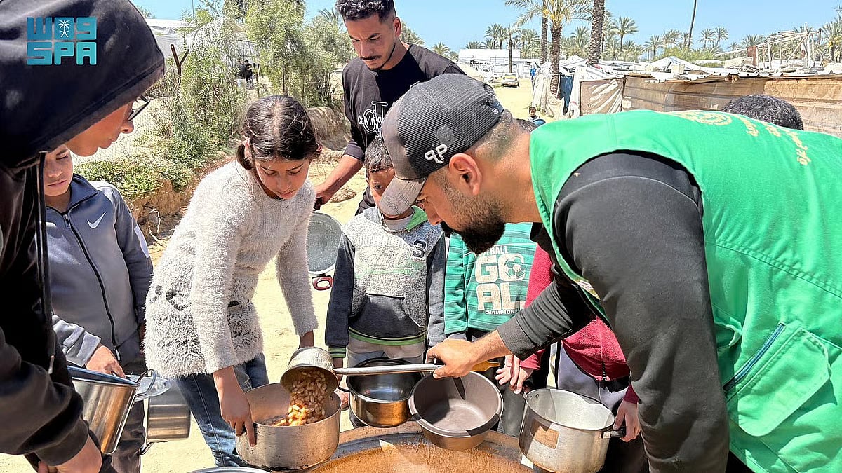 المملكة تواصل توزيع وجبات غذائية ساخنة في قطاع غزة