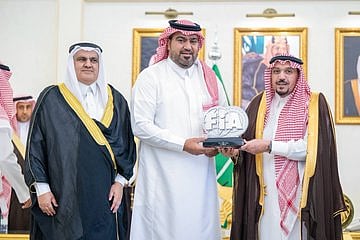 أمير القصيم يكرم  ماجد الثنيان 