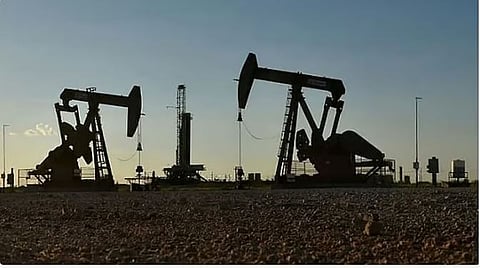 انخفاض النفط وسط مؤشرات على محاولات أمريكية لفتح مضيق هرمز