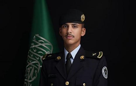 «السليس» يحتفل بتخرجه من كلية الملك فهد الأمنية
