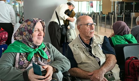 بعد انتظار 15 عامًا.. حاج تركي وزوجته يبدآن رحلة العمر إلى الحج  عبر مبادرة «طريق مكة»