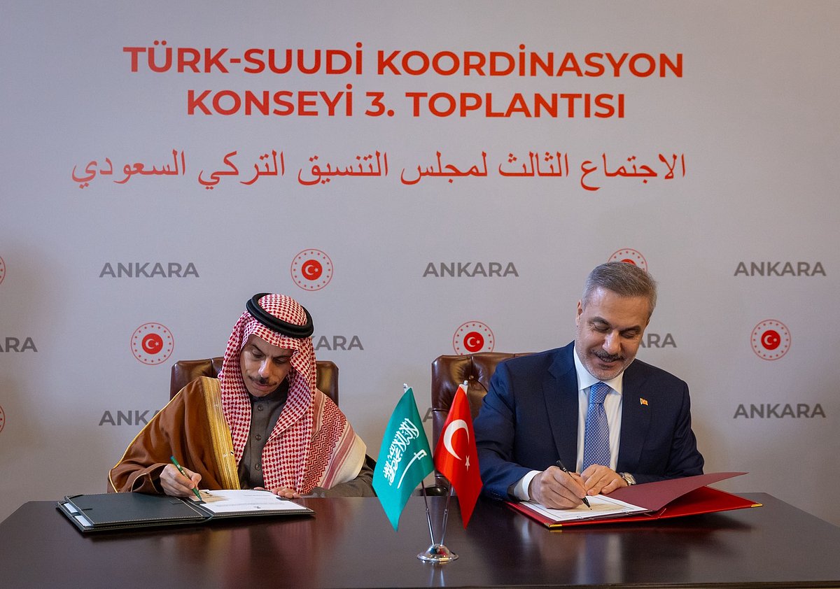 وزير الخارجية يوقع مع نظيره التركي اتفاقية الإعفاء المتبادل للجوازات الدبلوماسية والخاصة
