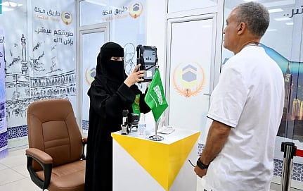 كوادر سعودية في مبادرة «طريق مكة» بالرباط تخدم ضيوف الرحمن