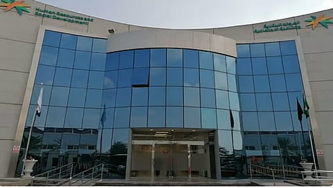 الموارد البشرية: عدم الالتزام بقرارات التوطين مخالفة تستوجب الإبلاغ