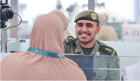 جوازات مطار الملك عبدالعزيز تستقبل أولى رحلات ضيوف الرحمن من سوريا 