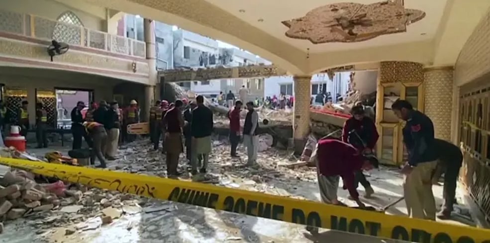مقتل 12 شخصا في هجوم بسيارة مفخخة استهدف نقطة تفتيش في شمال غرب باكستان