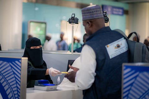 «جوازات» مطار الأمير محمد بن عبدالعزيز تستقبل أولى رحلات ضيوف الرحمن من الكاميرون 