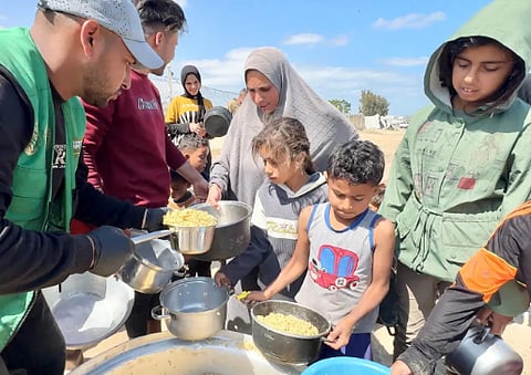مركز الملك سلمان للإغاثة يواصل توزيع الوجبات الغذائية الساخنة في قطاع غزة​​