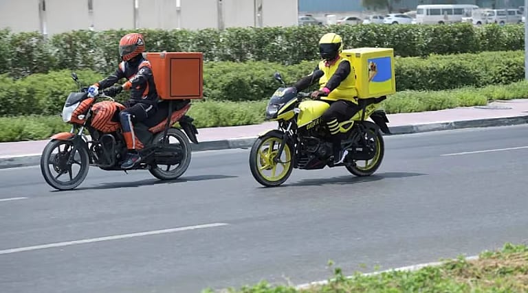 مستشار قانوني يوضح حقوق العملاء في التأكد من المنتجات المسلمة عبر خدمات التوصيل