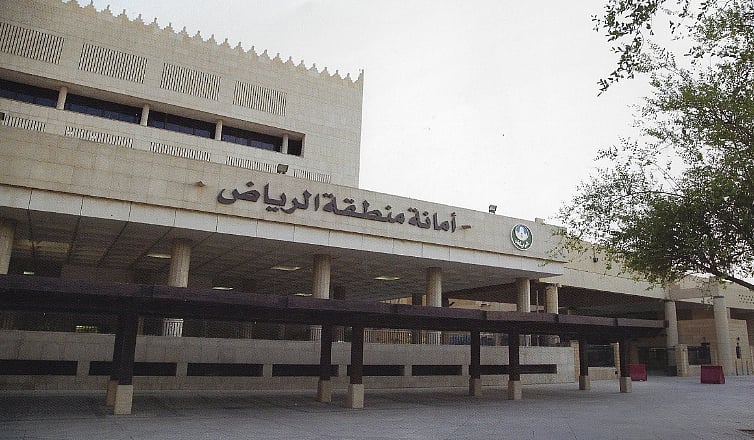 أمانة الرياض تنفذ حملة رقابية على منشآت مستلزمات السيارات وتغلق منشأتين مخالفتين