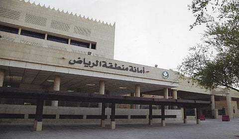 أمانة الرياض تنفذ حملة رقابية على منشآت مستلزمات السيارات وتغلق منشأتين مخالفتين