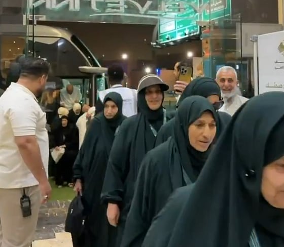 استقبال حافل بالدموع والورود خلال وصول حجاج سوريا إلى مكة